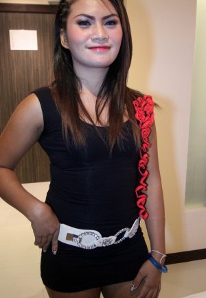 Миниатюрная филиппинка зарабатывает дополнительные деньги Фото 1