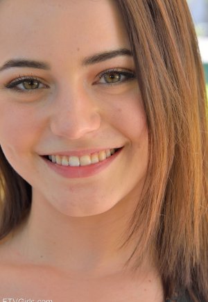 Шмара на прогулке сует в свою узкую дырочку цукини Фото 8