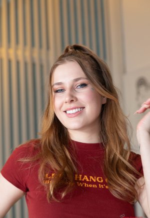 Симпатичная девушка раздевается в своем праздничном костюме перед тем, как заняться сексом от первог Фото 3