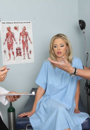 Грудастая блондинка с силиконами Кэти Кокс ебется с извращенным доктором Фото 1