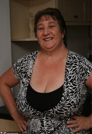 Толстая британская леди Кудрявая Кэрол выставляет свои огромные сиськи на кухонный стол Фото 6