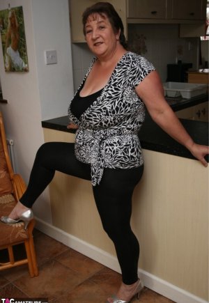 Толстая британская леди Кудрявая Кэрол выставляет свои огромные сиськи на кухонный стол Фото 4